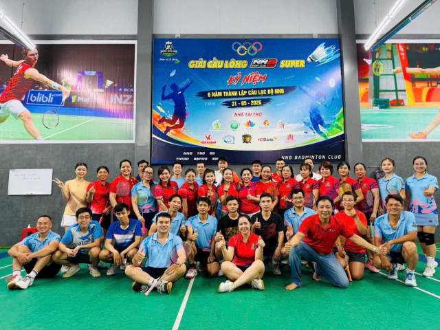 Vận động viên chụp ảnh tập thể tại Giải cầu lông NNB Super – Kỷ niệm 6 năm thành lập CLB NNB