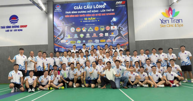 Vận động viên Nhóm Nội Bộ chụp ảnh tập thể – Giải cầu lông TBD Group 2026 tại NNB Badminton Club