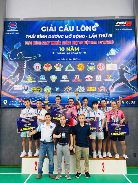 Trao giải Nhóm Nội Bộ trên bục vinh quang – Giải cầu lông TBD Group 2026