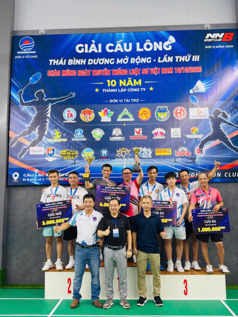 Trao giải Nhóm Nội Bộ trên bục vinh quang – Giải cầu lông TBD Group 2026