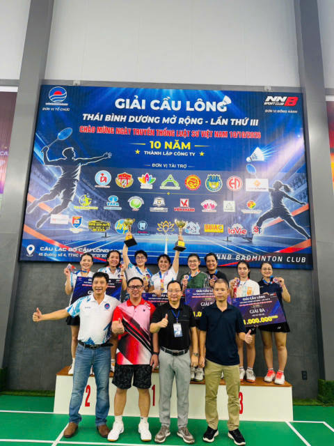Trao giải Nhóm Nội Bộ trên bục vinh quang – Giải cầu lông TBD Group 2026