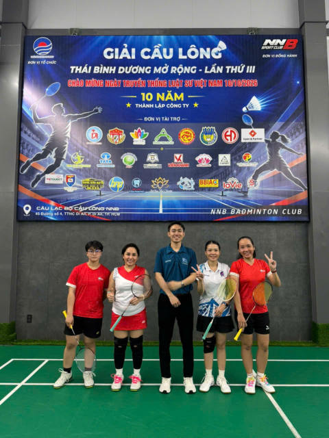 Vận động viên Nhóm Nội Bộ chụp ảnh tập thể – Giải cầu lông TBD Group 2026 tại NNB Badminton Club