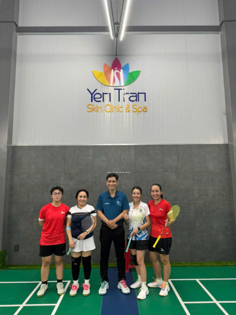 Vận động viên Nhóm Nội Bộ chụp ảnh tập thể – Giải cầu lông TBD Group 2026 tại NNB Badminton Club